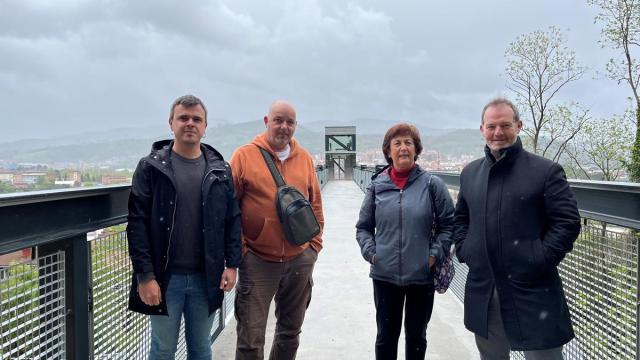 Representantes municipales y de la asociación de vecinos de Aperribai, en el nuevo ascensor