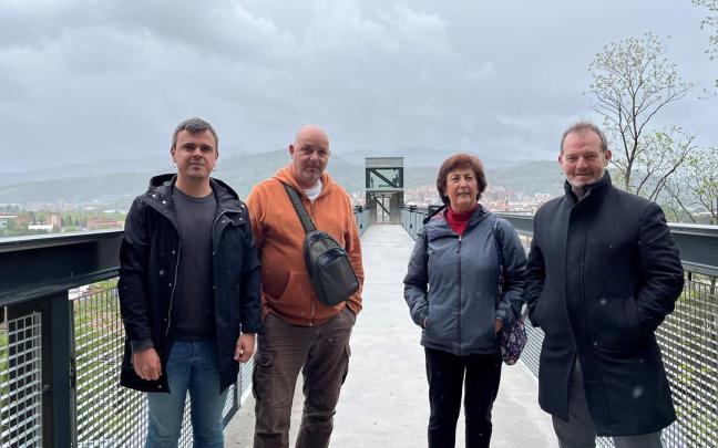 Representantes municipales y de la asociación de vecinos de Aperribai, en el nuevo ascensor