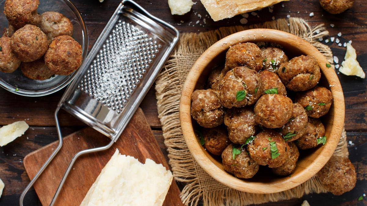 Albóndigas listas para congelar o añadirles salsa.