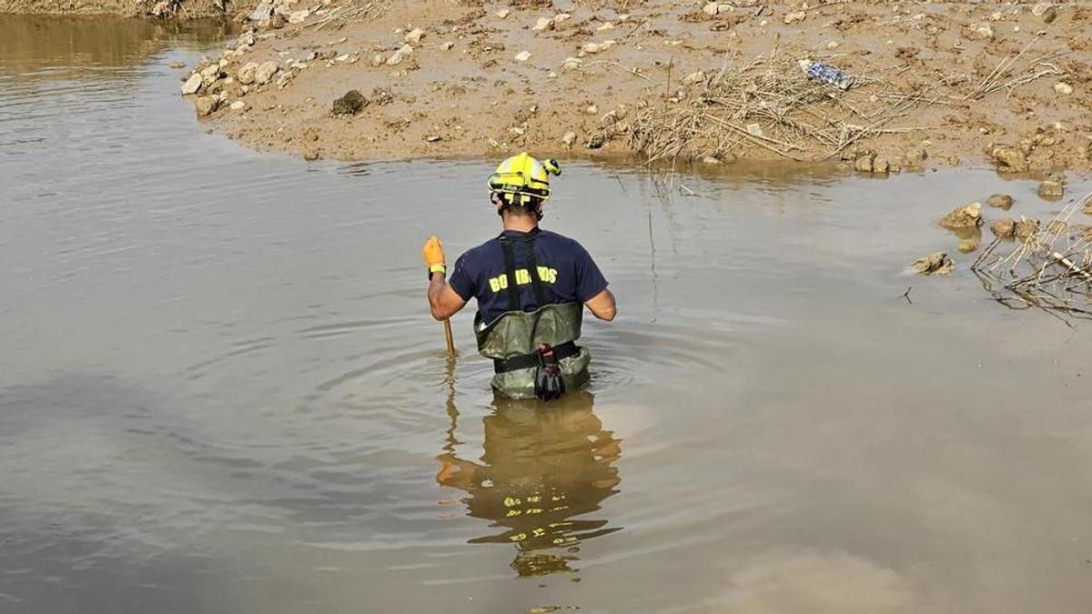 Un bombero participa en el dispositivo de búsqueda de fallecidos en La Albufera.