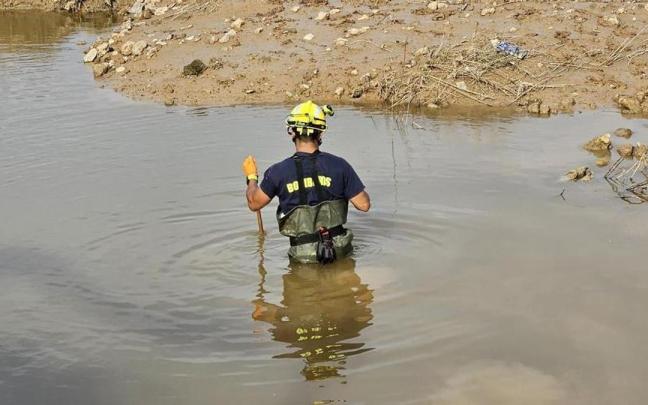 Un bombero participa en el dispositivo de búsqueda de fallecidos en La Albufera.