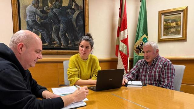 Reunión de alcaldes de Laudio, Ayala y Artziniega para atender a personas sin techo