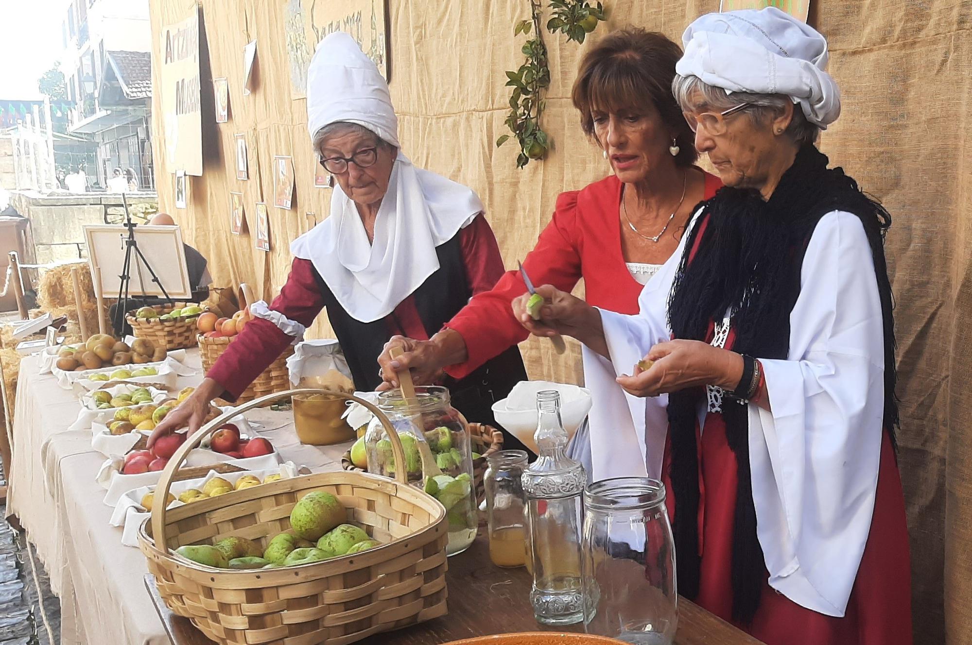 Mujeres de Artea elaborando vinagre de manzana