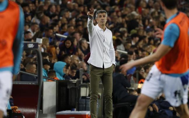 Imanol se dirige a sus futbolistas durante el partido. / MARTA PÉREZ