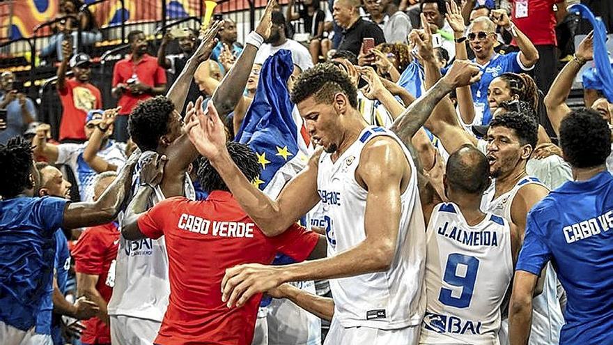 Tavares, en el centro, celebra el triunfo de Cabo Verde. | FOTO: FIBA