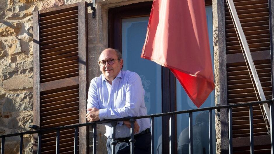 Rafael Ansó, en el balcón del Ayuntamiento de la Cendea de Cizur, situado en Gazólaz.
