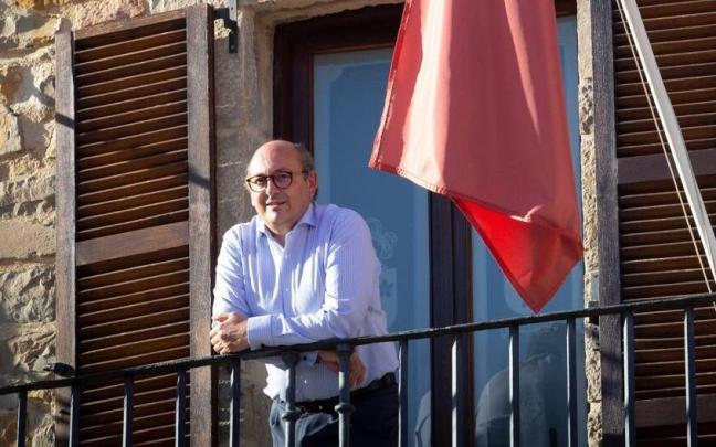 Rafael Ansó, en el balcón del Ayuntamiento de la Cendea de Cizur, situado en Gazólaz.