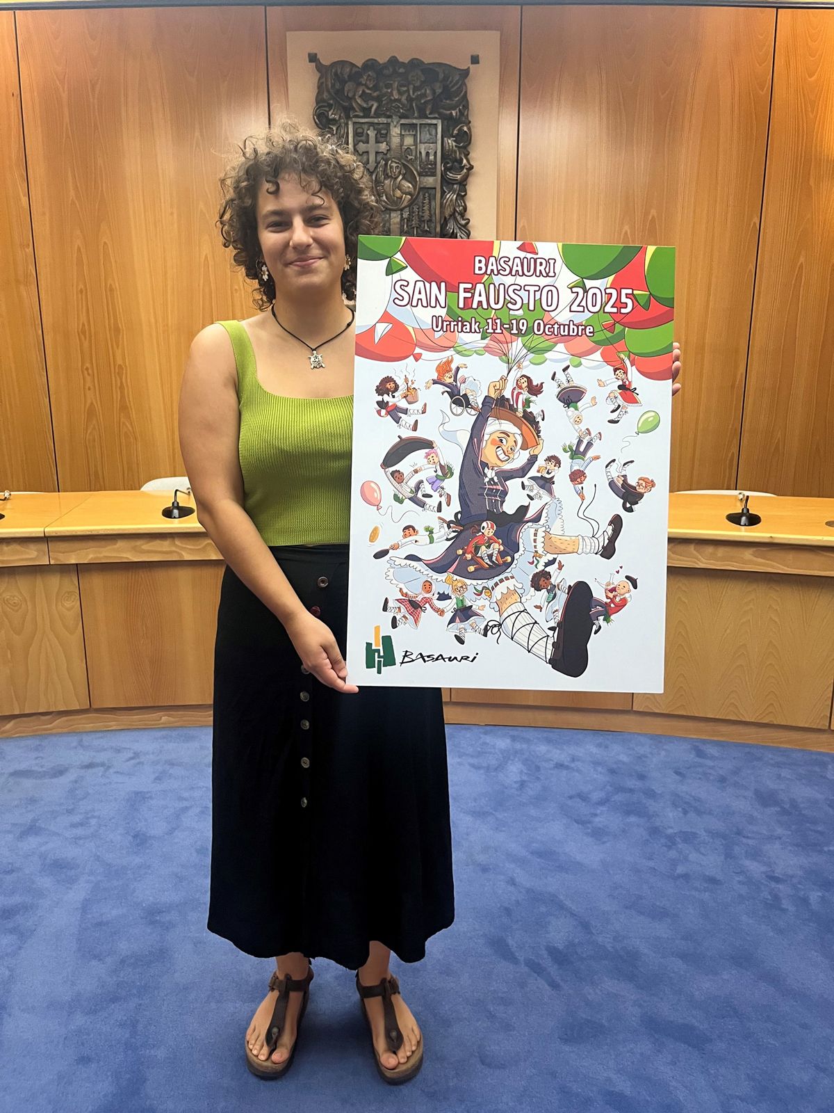 La basauritarra Amaia Bonachera con el diseño ganador titulado 'San Fausto zeruan'