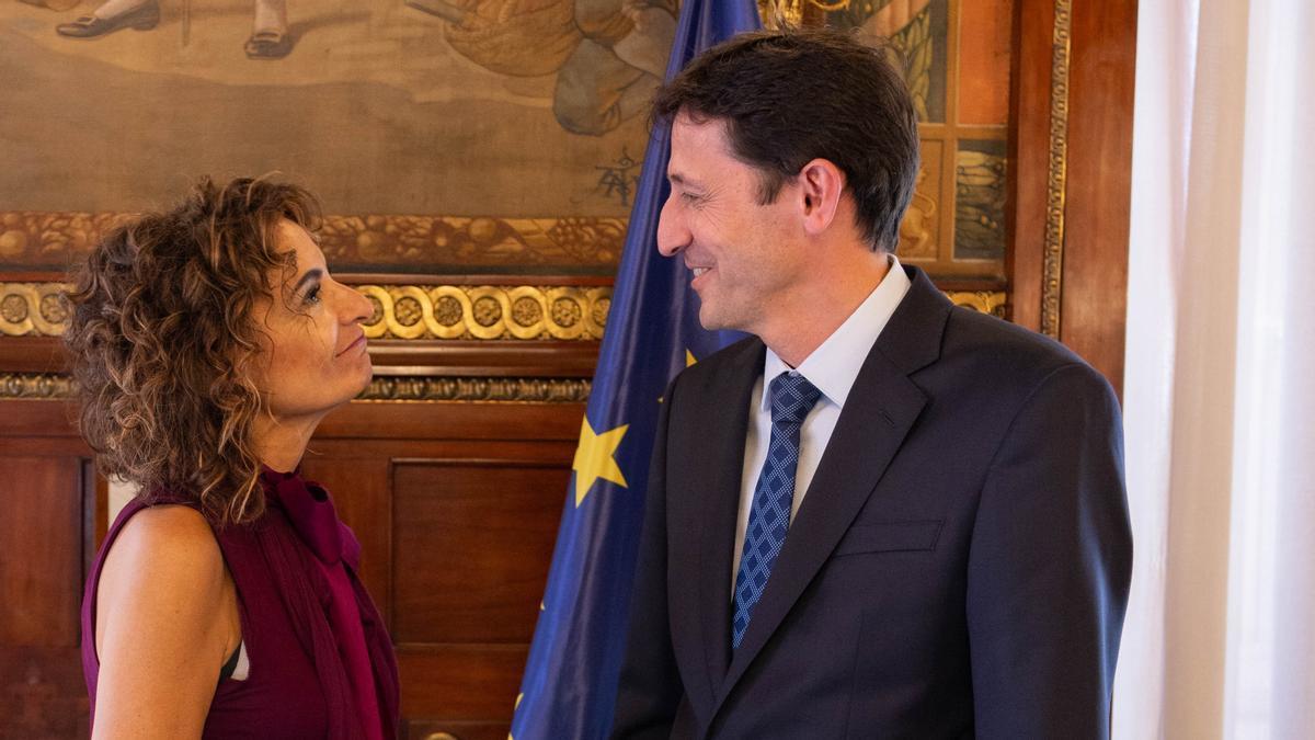 La vicepresidenta española y ministra de Hacienda, María Jesús Montero, con el consejero Noël d'Anjou, en una reunión anterior