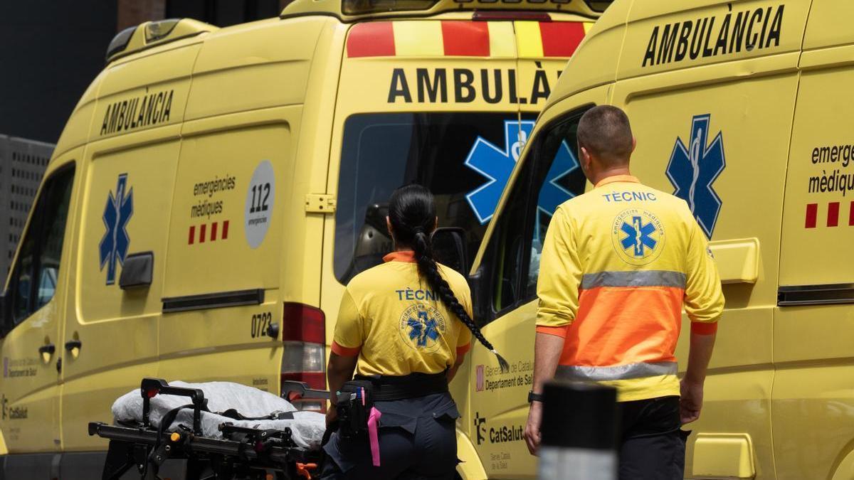 Unos sanitarios trabajan en una ambulancia en Barcelona en una imagen de archivo.