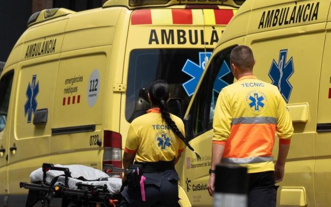 Unos sanitarios trabajan en una ambulancia en Barcelona en una imagen de archivo.