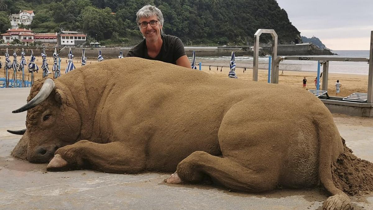 Andoni Bastarrika posa con la figura del toro que moldeó en el malecón de Zarautz en 2019 y se convirtió en un fenómeno viral.