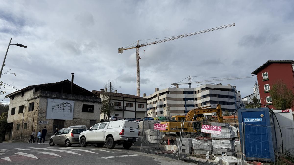 Vista del barrio de San Martín y de la zona en la que se edificará el aparcamiento de dos plantas.