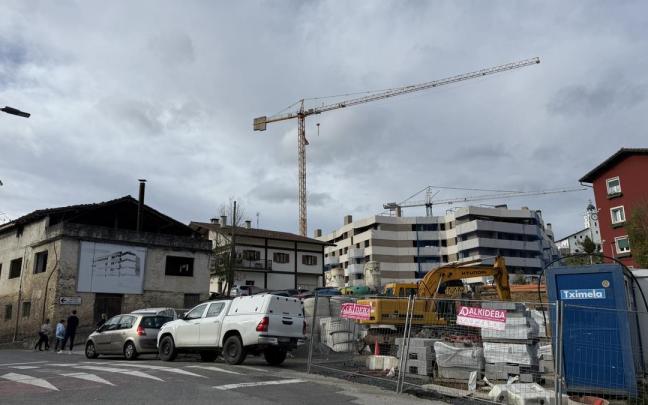 Vista del barrio de San Martín y de la zona en la que se edificará el aparcamiento de dos plantas.
