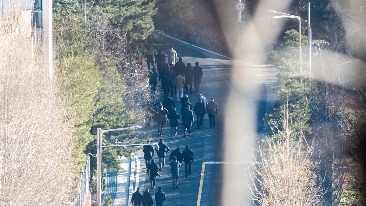 Un grupo de personas en las proximidades de la residencia presidencial surcoreana, en Seúl, tras el intento de arresto del presidente Yoon.