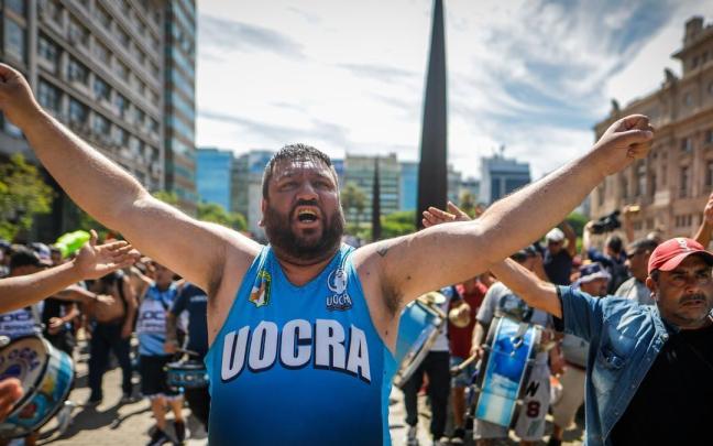 Manifestantes participan en una marcha de protesta contra el Gobierno de Milei en Buenos Aires,