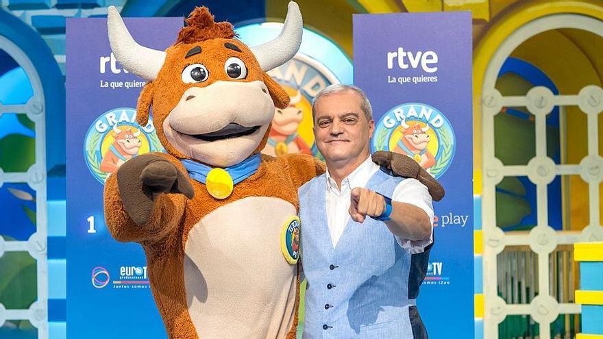 El presentador Ramón García, con la mascota del concurso.