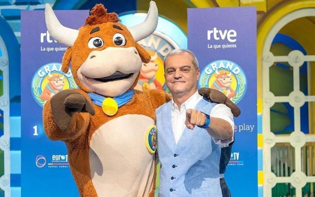 El presentador Ramón García, con la mascota del concurso.