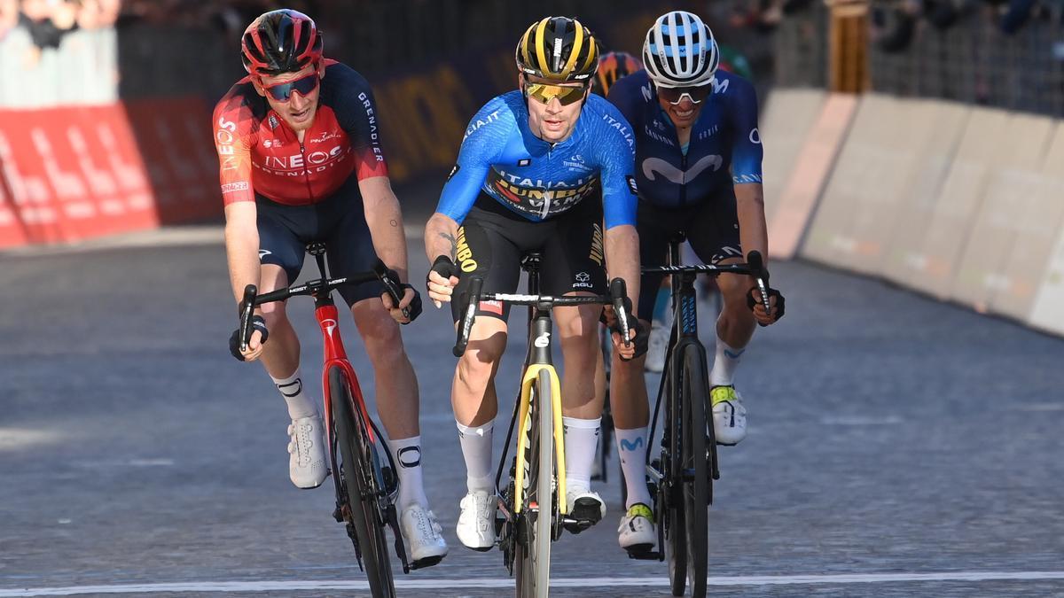 Primoz Roglic festeja su tercera victoria en la carrera italiana.