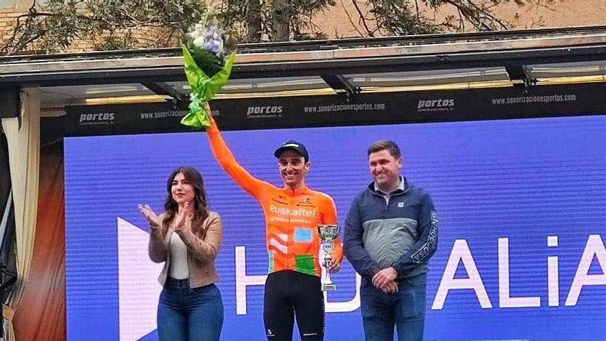 Maté festeja el premio de la Montaña.