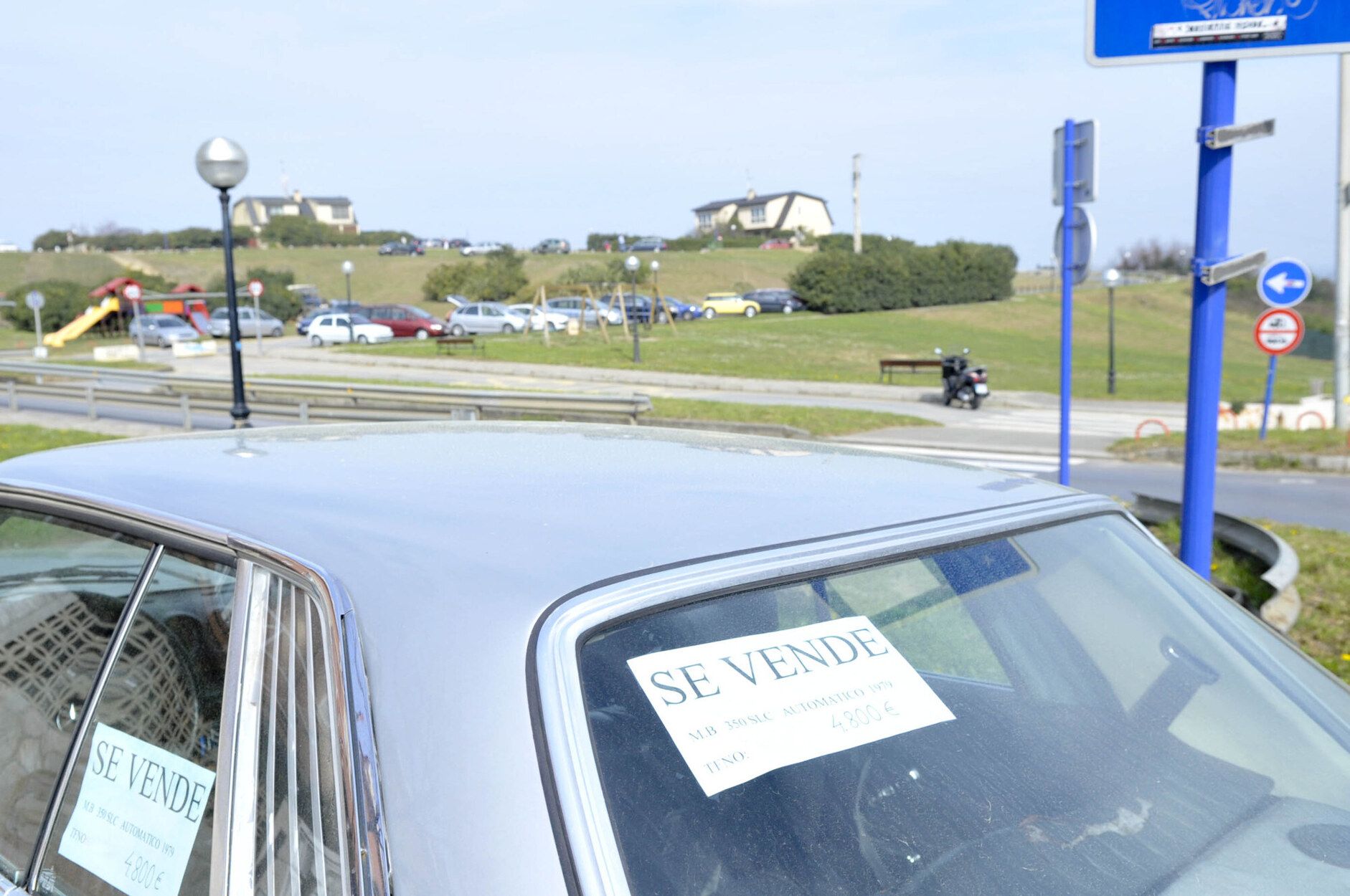 Coche aparcado en venta.