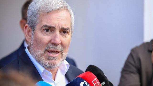 Fernando Clavijo, presidente de Canarias, atendiendo a los medios.
