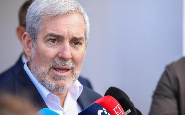 Fernando Clavijo, presidente de Canarias, atendiendo a los medios.