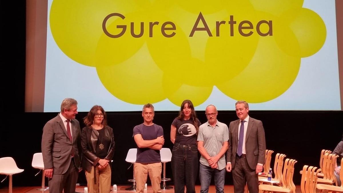 Bigen Zupiria con el jurado y los galardonados en el Premio Gure Artea 2023