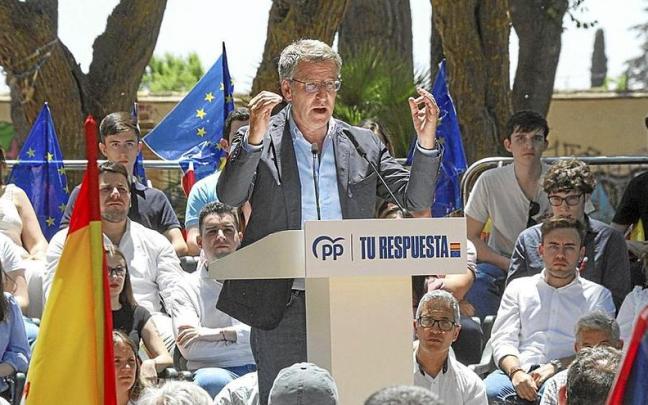 El presidente del PP, Alberto Núñez Feijóo, centró ayer sus críticas en el presidente Pedro Sánchez.