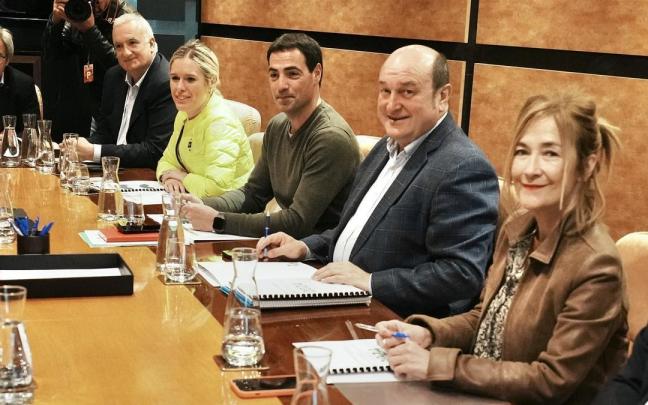 Ortuzar, junto a Pradales en la reunión del Euzkadi Buru Batzar de este lunes. / EP Ortuzar, junto a Pradales en la reunión del Euzkadi Buru Batzar de este lunes.