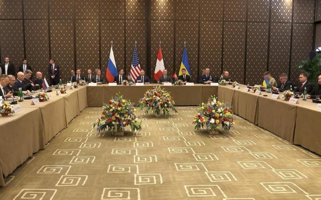 Las delegaciones estadounidense, ucraniana y rusa, reunidas en Ginebra