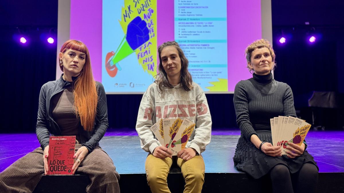 La Furia, la concejala Eva Abuin y la técnica de Igualdad, Amets Beltran de Guevara en la presentación del programa.