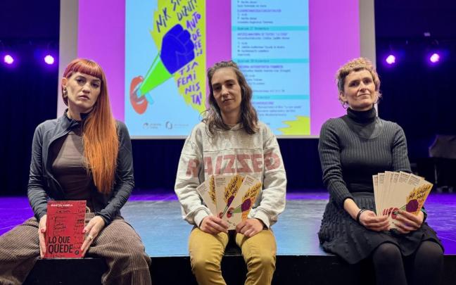 La Furia, la concejala Eva Abuin y la técnica de Igualdad, Amets Beltran de Guevara en la presentación del programa.