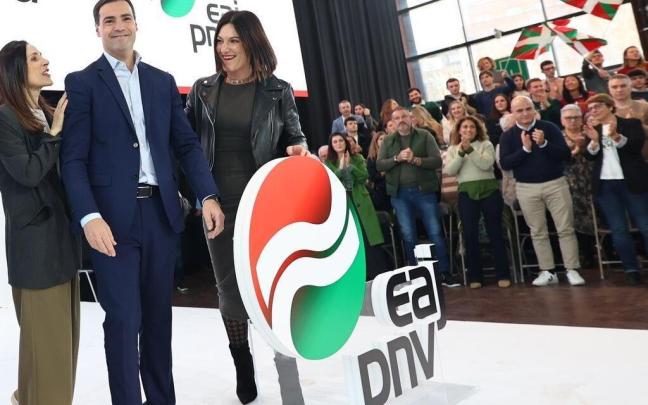 La candidata Oihane Agirregoitia, con Pradales y Tejeria, en la Asamblea de Landako / Borja Guerrero La candidata Oihane Agirregoitia, con Pradales y Tejeria, en la Asamblea de Landako