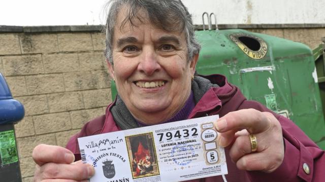 Una vecina de Villamanín muestra el décimo premiado con El Gordo.