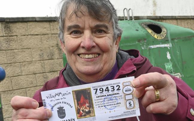 Una vecina de Villamanín muestra el décimo premiado con El Gordo.