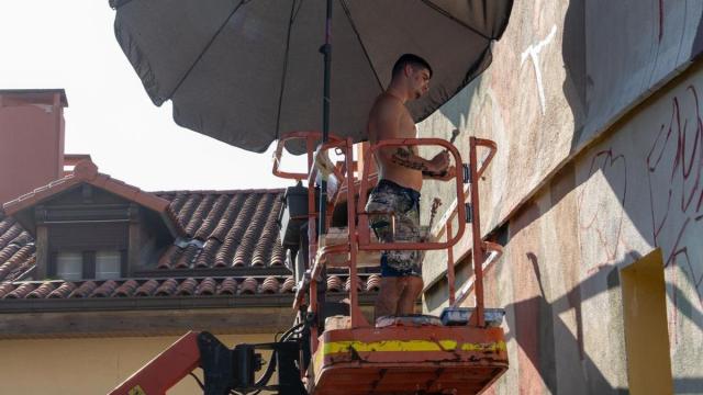 Nextor Otaño, Nexgraff, mientras realizaba el mural en Getaria.