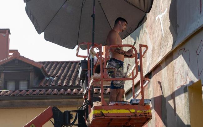 Nextor Otaño, Nexgraff, mientras realizaba el mural en Getaria.