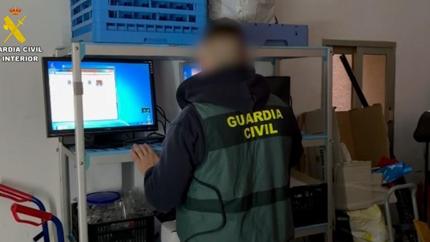 Un agente de la Benemérita en el lugar donde el detendio grababa las imágenes.