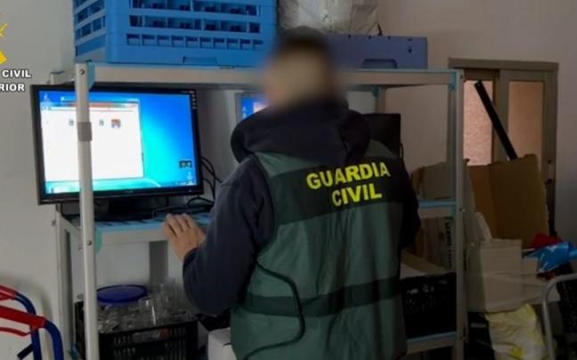 Un agente de la Benemérita en el lugar donde el detendio grababa las imágenes.