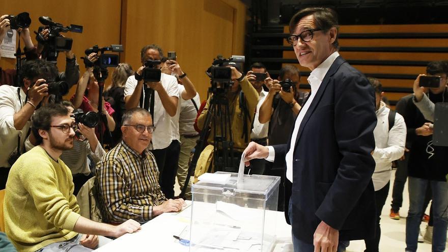 El líder del PSC y candidato del partido a la Presidencia de la Generalitat, Salvador Illa, ejerce su derecho a voto en Centre Cívic La Roca.