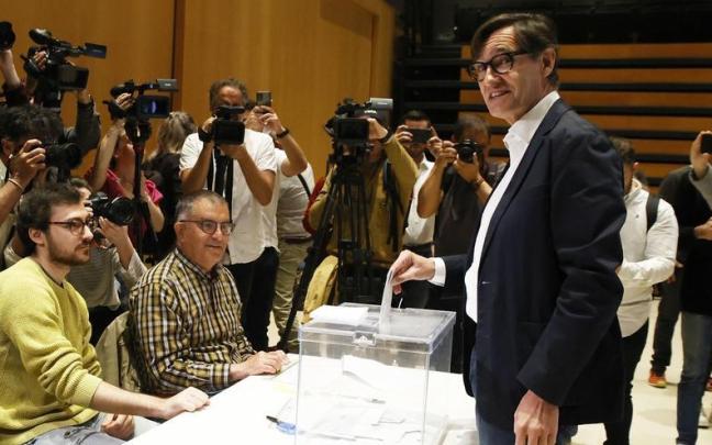 El líder del PSC y candidato del partido a la Presidencia de la Generalitat, Salvador Illa, ejerce su derecho a voto en Centre Cívic La Roca.