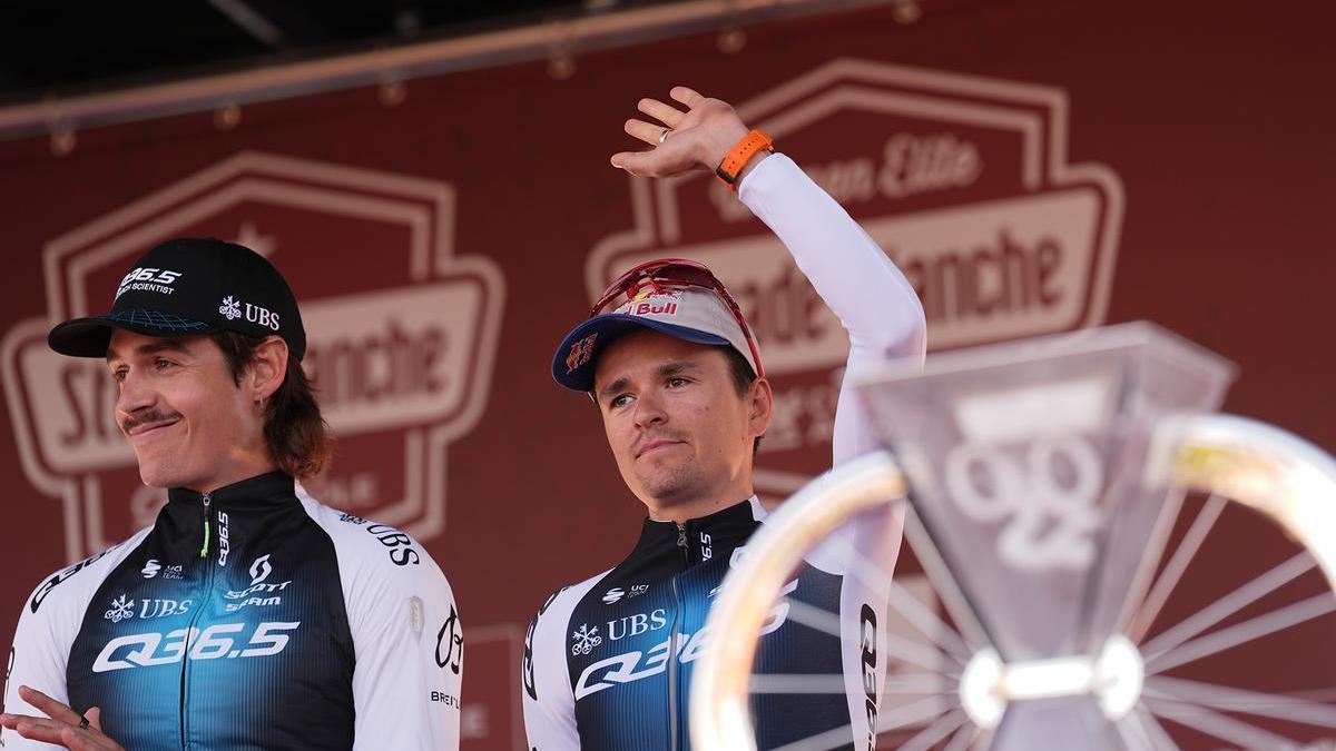 Xabier Mikel Azparren, junto a Pidcock.