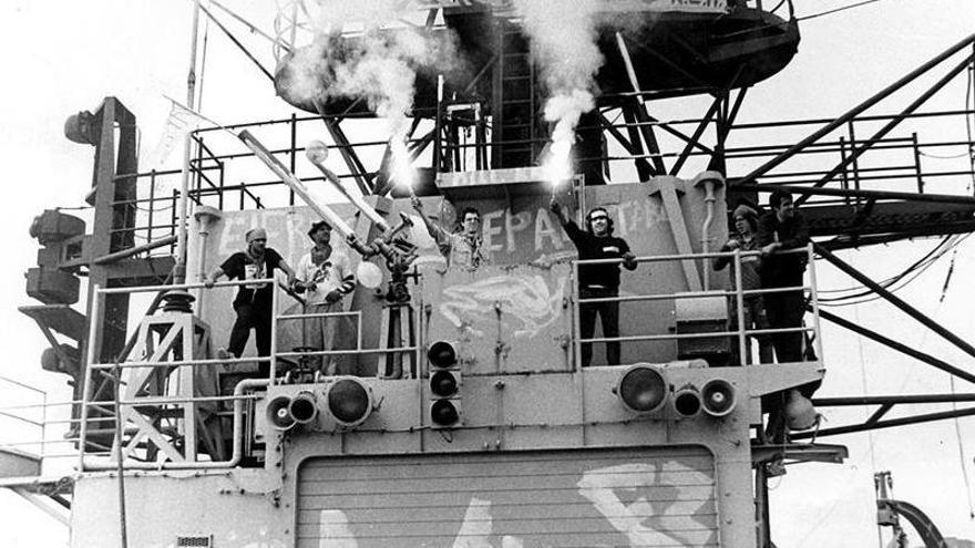 Antimilitaristas realizan una protesta en un buque militar.