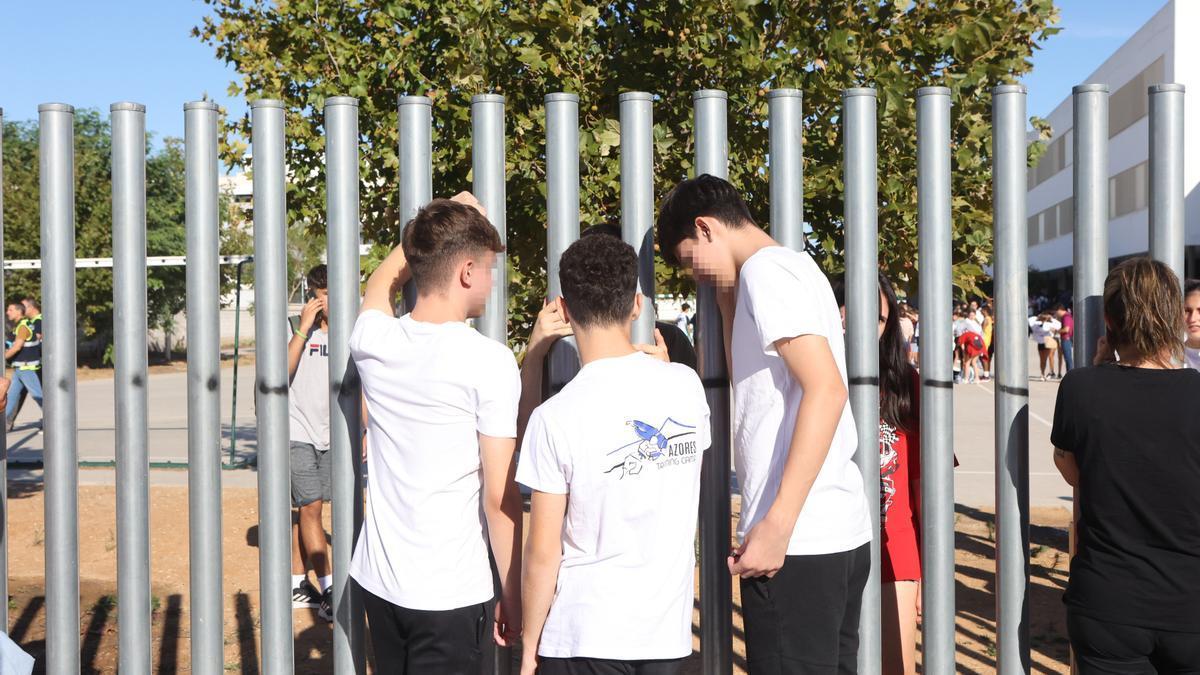 Alumnos del instituto de Jerez de la Frontera donde un menor hirió a profesores y alumnos con un arma blanca.