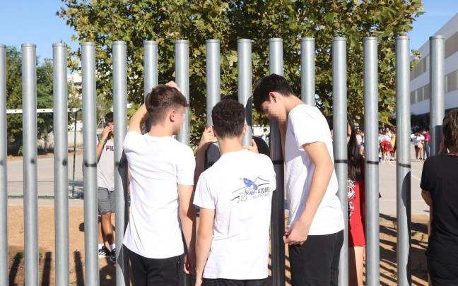 Alumnos del instituto de Jerez de la Frontera donde un menor hirió a profesores y alumnos con un arma blanca.