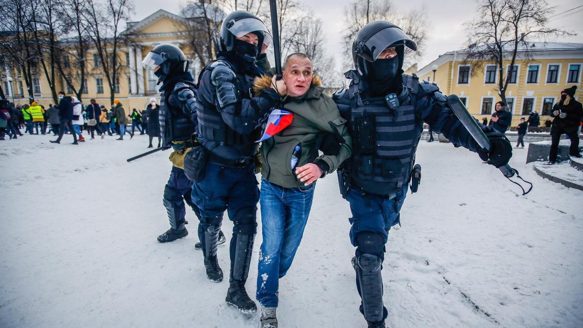 Las fuerzas policiales cargan contra un grupo de defensores de Navalny, San Petersburgo.