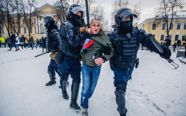 Las fuerzas policiales cargan contra un grupo de defensores de Navalny, San Petersburgo.