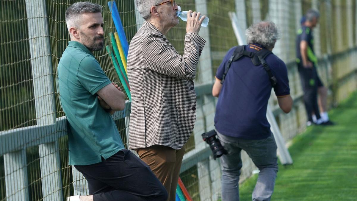 Erik Bretos, junto a Roberto Olabe durante un entrenamiento de la presente temporada. / RUBEN PLAZA