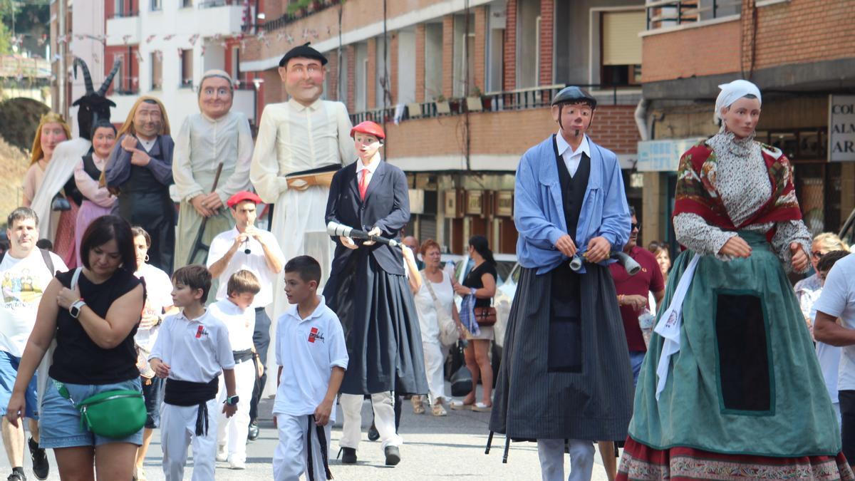 Bajada de cuadrillas con gigantes y cabezudos